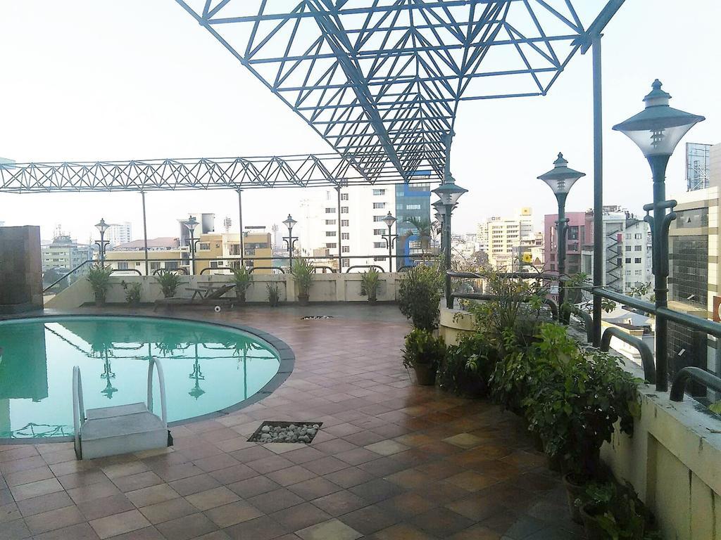 Hotel The Woods Manor Mg Road Kochi Exterior foto