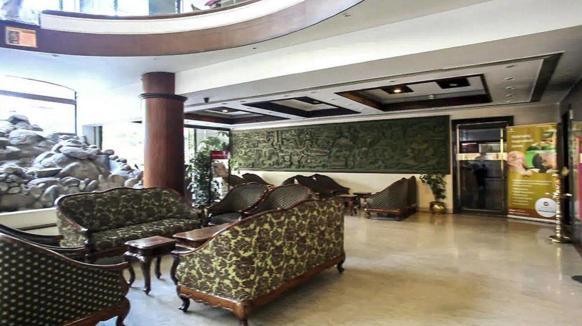 Hotel The Woods Manor Mg Road Kochi Exterior foto