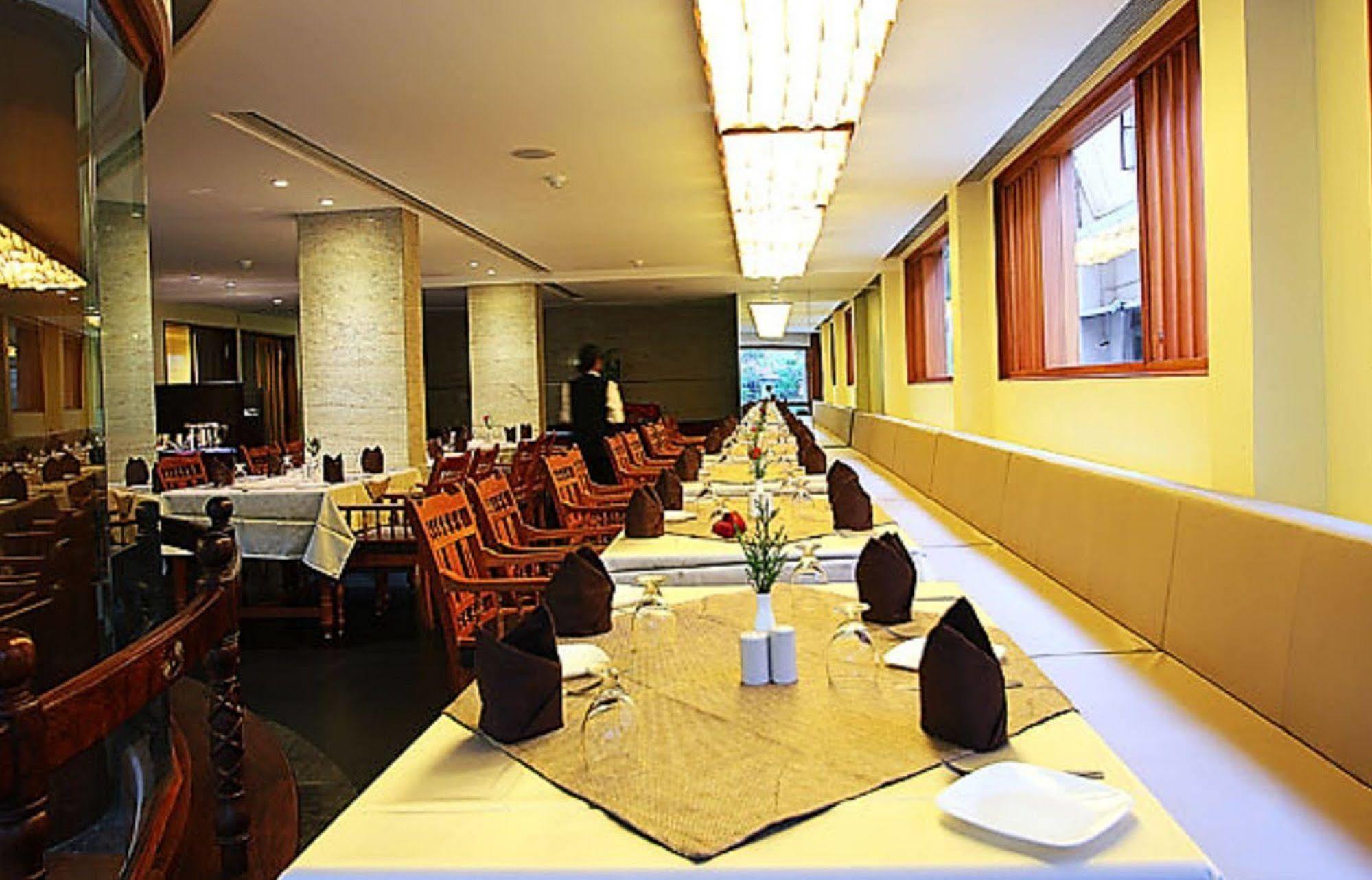 Hotel The Woods Manor Mg Road Kochi Exterior foto