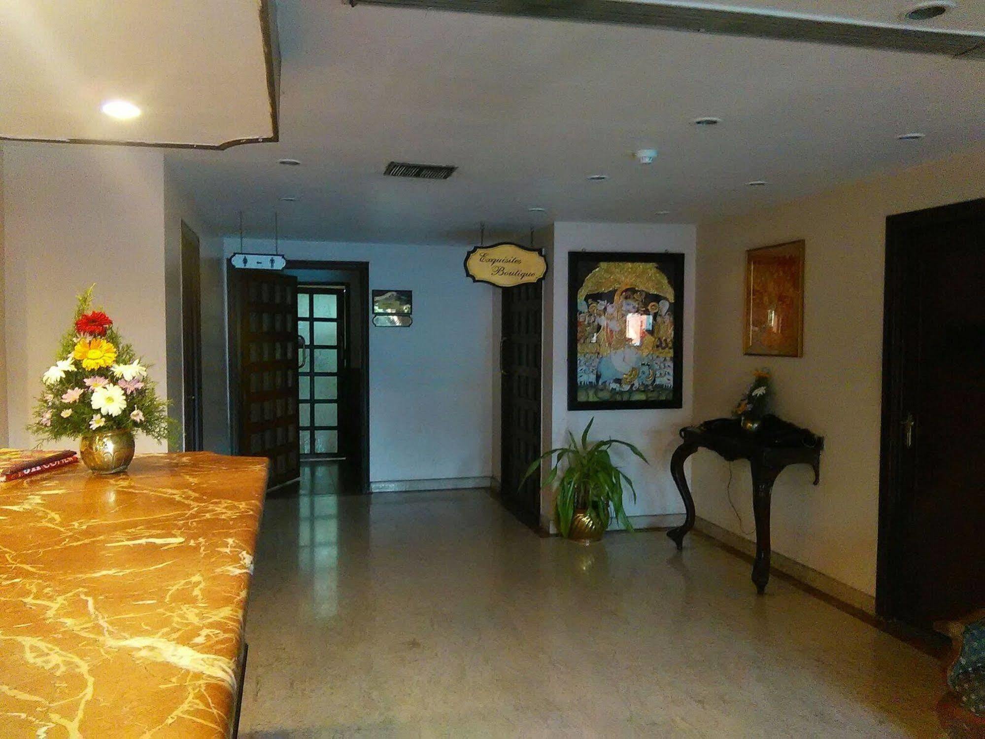 Hotel The Woods Manor Mg Road Kochi Exterior foto