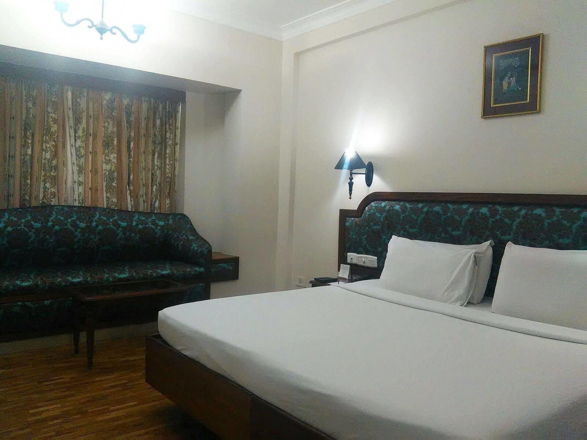 Hotel The Woods Manor Mg Road Kochi Exterior foto