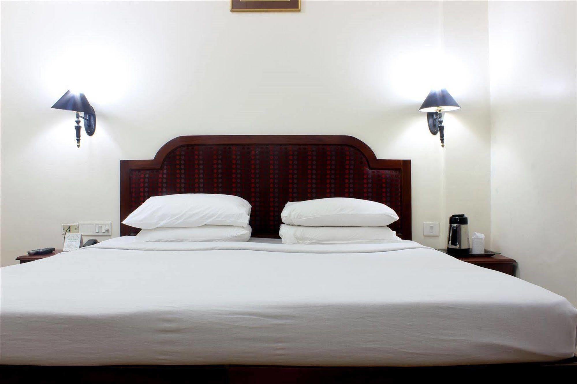 Hotel The Woods Manor Mg Road Kochi Exterior foto