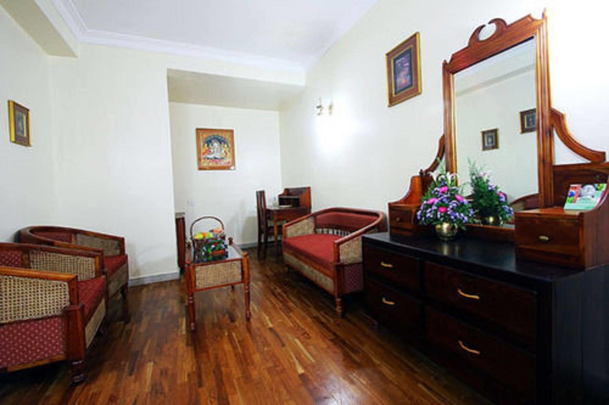 Hotel The Woods Manor Mg Road Kochi Exterior foto
