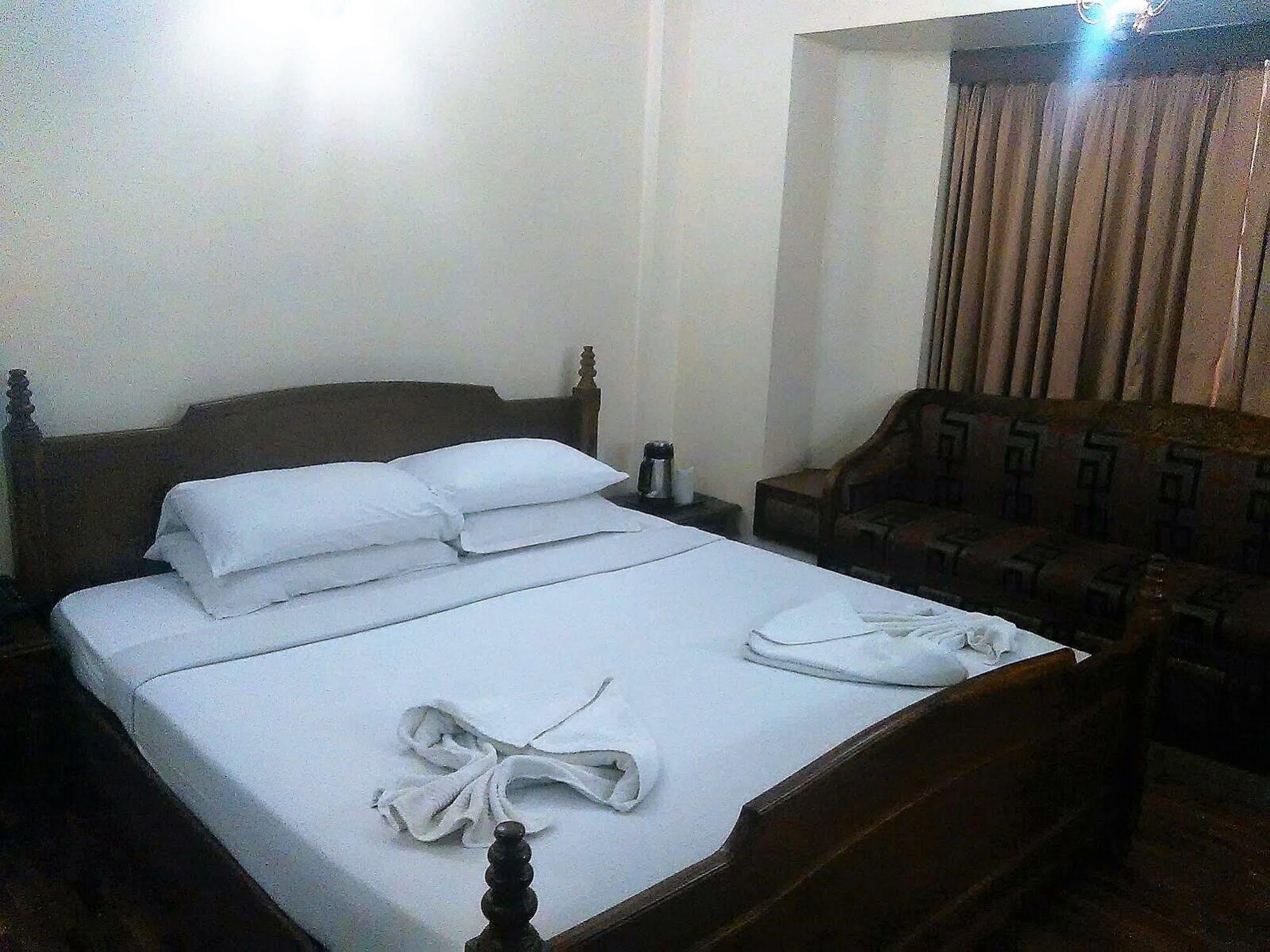 Hotel The Woods Manor Mg Road Kochi Exterior foto