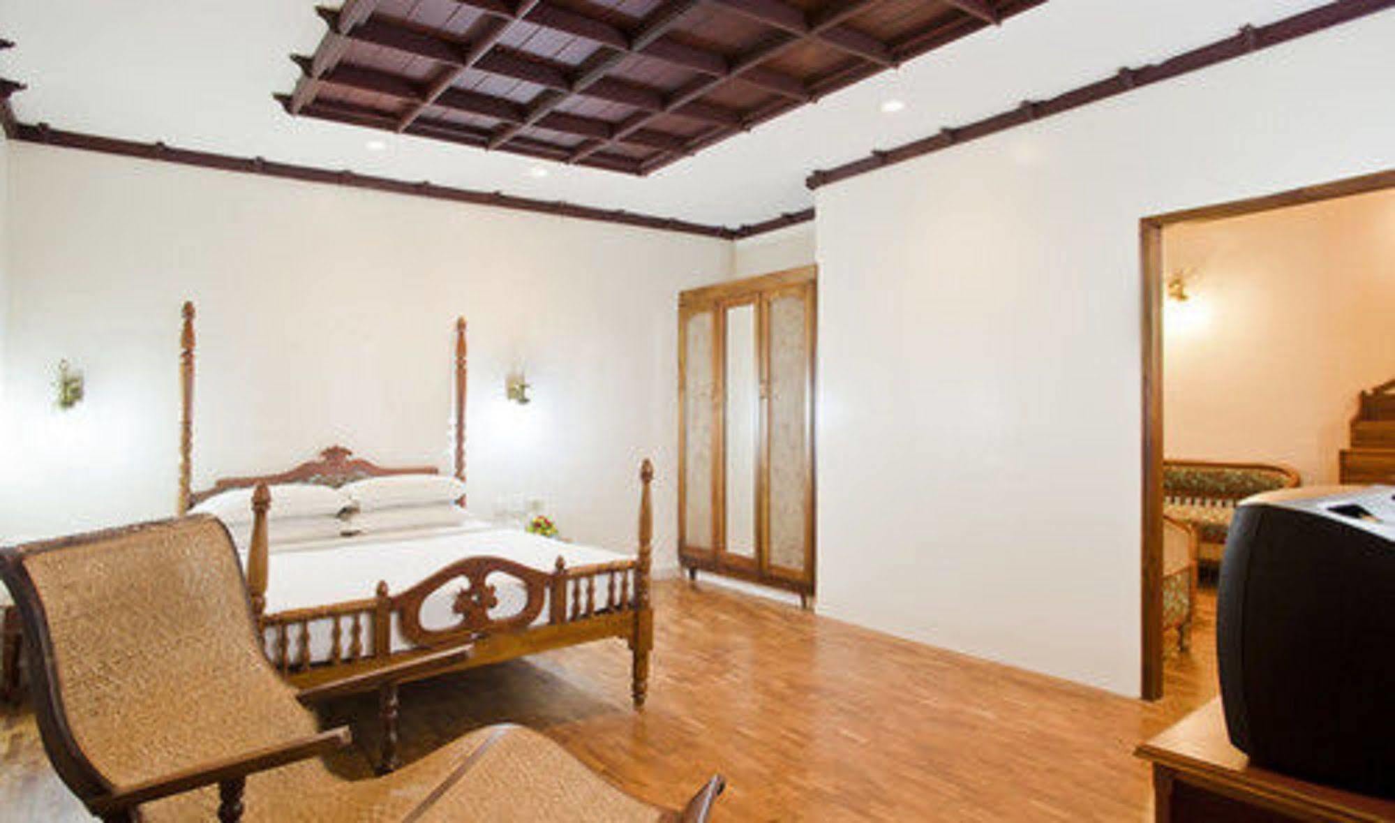 Hotel The Woods Manor Mg Road Kochi Exterior foto