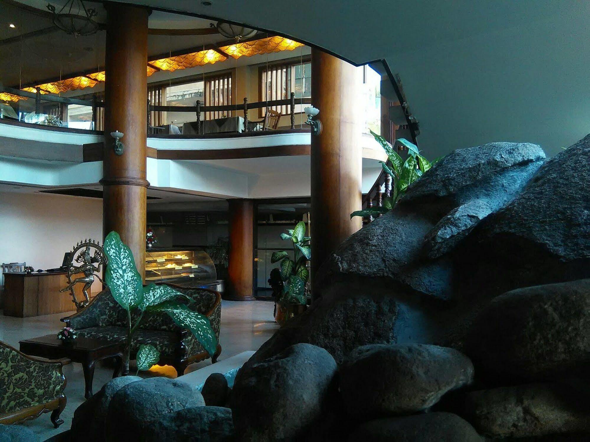 Hotel The Woods Manor Mg Road Kochi Exterior foto